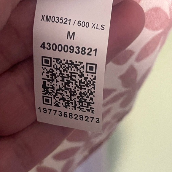 NWT- Tommy Hilfiger floral short sleeve shirt. Size medium - Picture 9 of 11